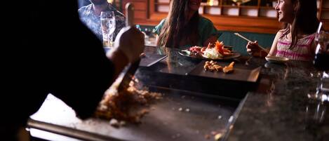 Un comedor con estación de parrilla y bar.