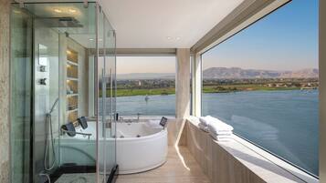 Elite Signature Plus Suite | Bathroom | Free toiletries, hair dryer, towels, soap