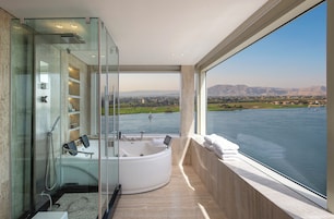 Elite Signature Plus Suite | Bathroom | Free toiletries, hair dryer, towels, soap