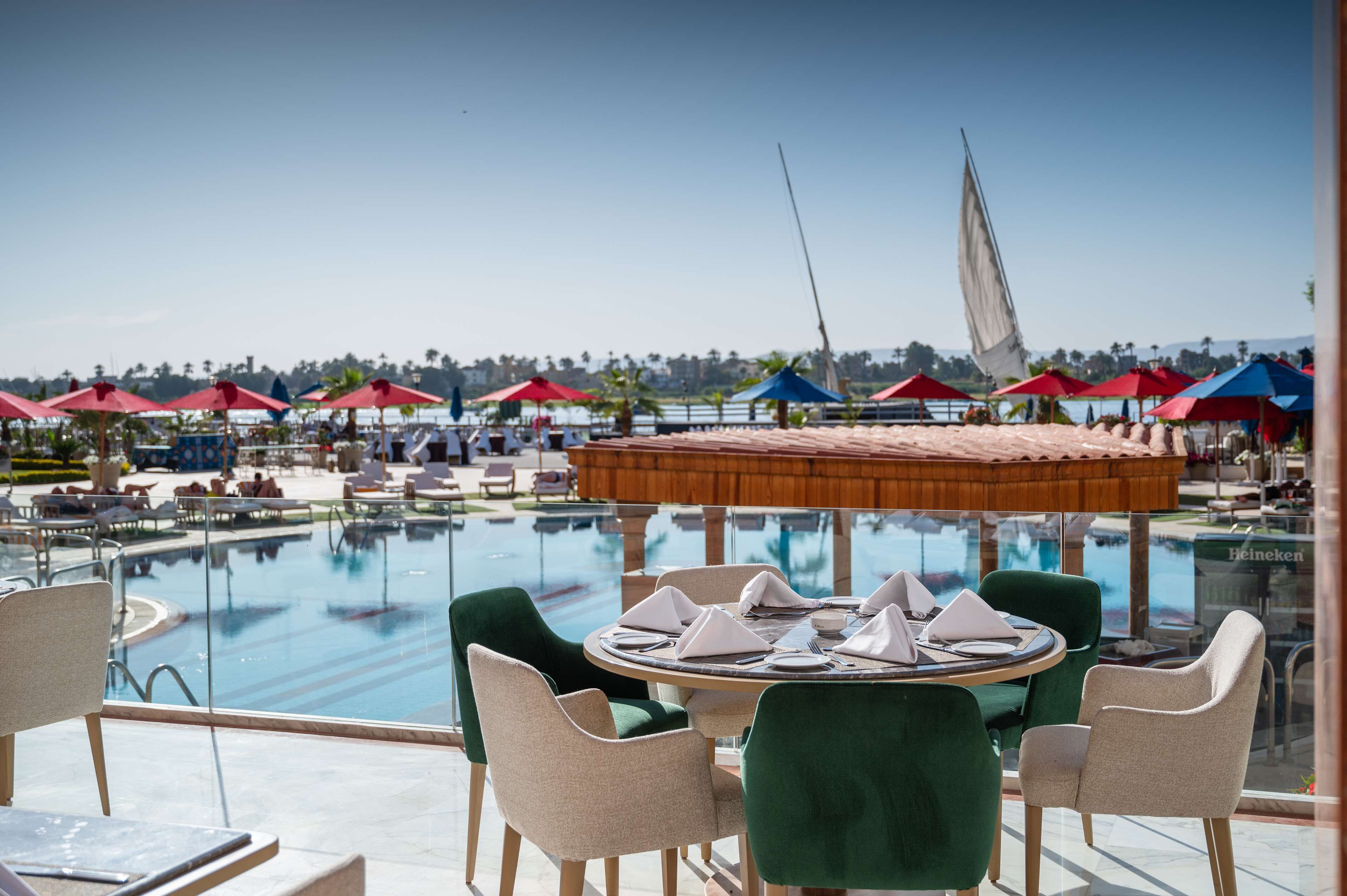 3 restauranter: frokost, lunsj og middag serveres