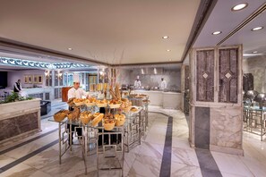 3 restaurants, breakfast served