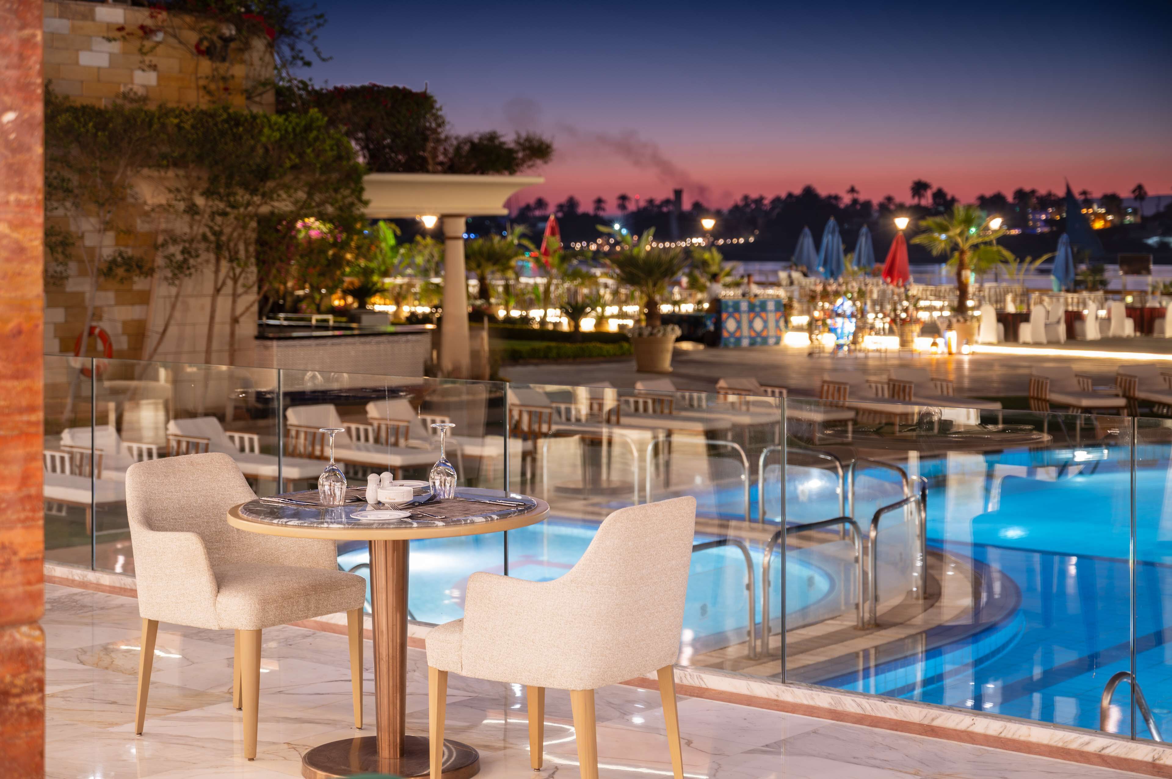 3 개의 레스토랑, 아침 식사 제공