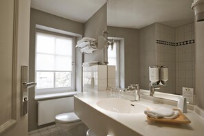 Gratis toiletartikelen, een haardroger, badjassen, pantoffels