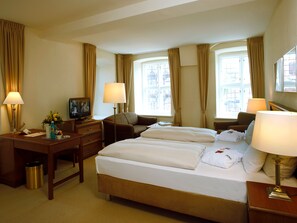 Junior suite | Een gratis minibar, een kluis op de kamer, een bureau