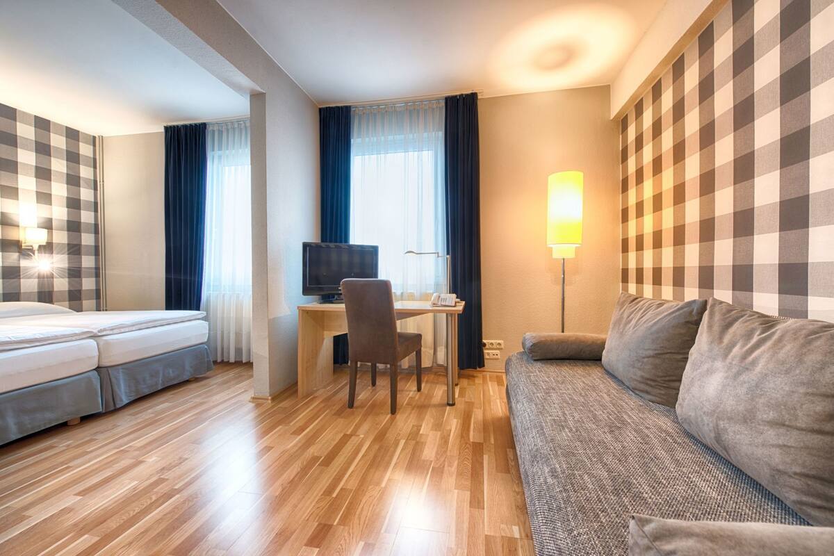 Ropa de cama hipoalergénica, escritorio y sistema de insonorización