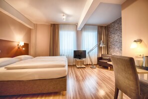 Rom – superior | Allergitestet sengetøy, skrivebord, lydisolert og wi-fi (inkludert)