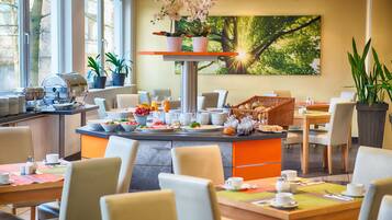 Daily cooked-to-order breakfast (EUR 15 per person)