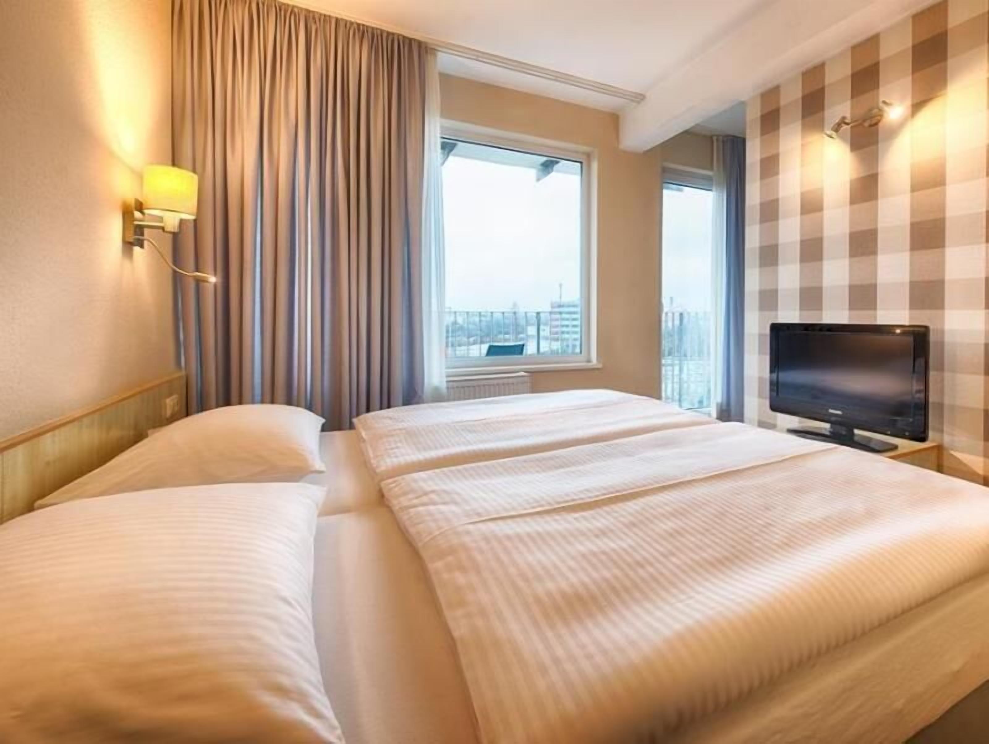 Ropa de cama hipoalergénica, escritorio y sistema de insonorización 