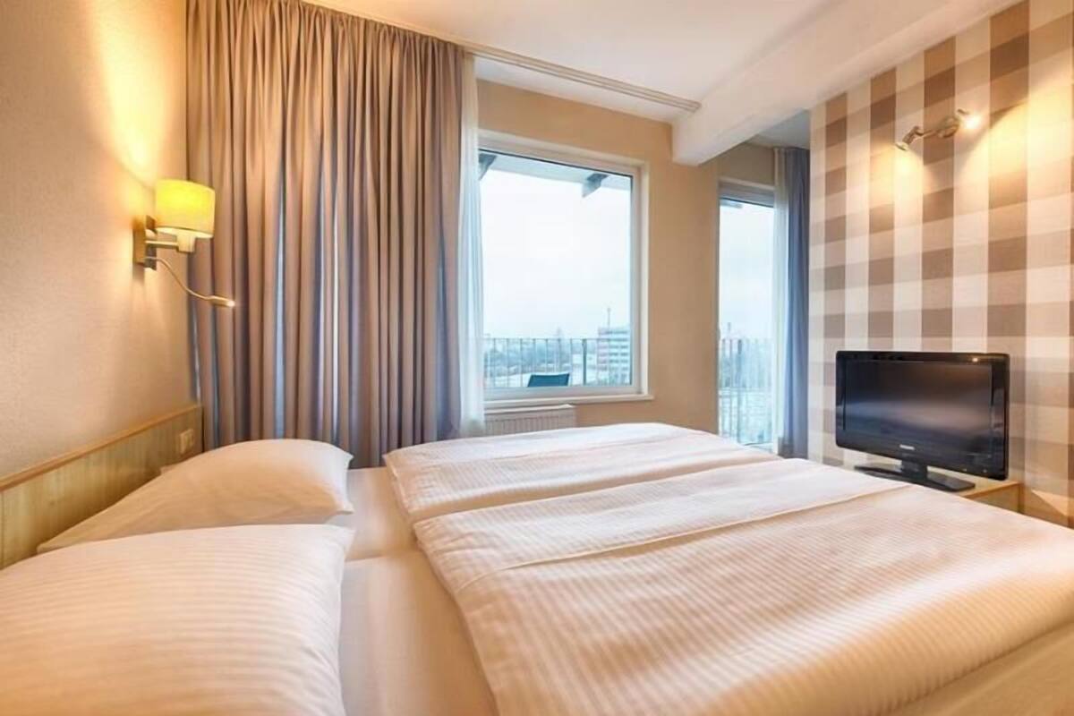 Ropa de cama hipoalergénica, escritorio y sistema de insonorización