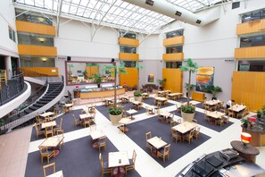 供应早餐、午餐和晚餐