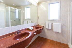 King One Bedroom Suite | Bathroom | Free toiletries, hair dryer, towels - Arawa Park Hotel (Rotorua)
