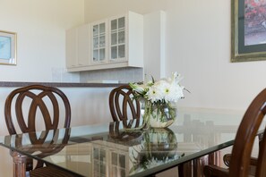 King One Bedroom Suite | Private kitchen | Mini-fridge, coffee/tea maker, electric kettle - Arawa Park Hotel (Rotorua)