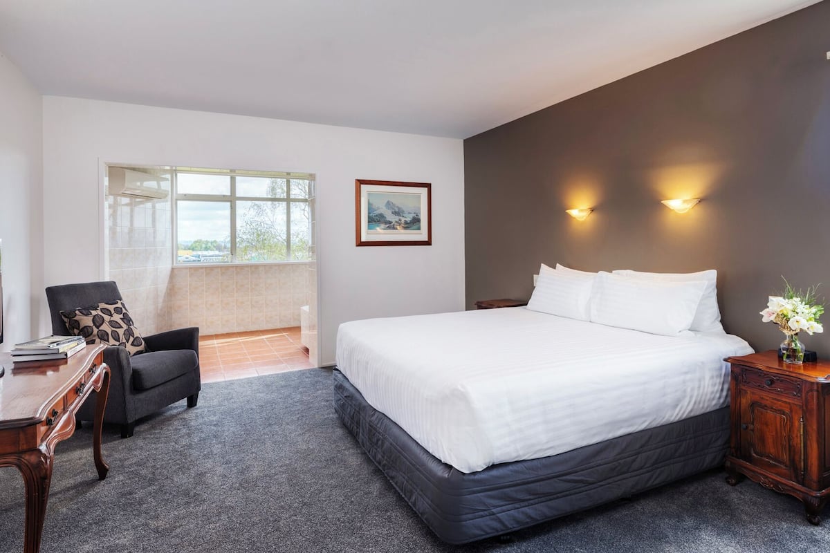Minibar, blackout drapes, iron/ironing board, WiFi (free)