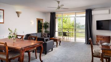 Deluxe-Suite, 1 Schlafzimmer, Whirlpool | Wohnbereich | 50-Zoll-Smart-TV mit Satellitenempfang, Fernseher