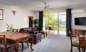 Deluxe-Suite, 1 Schlafzimmer, Whirlpool | Wohnbereich