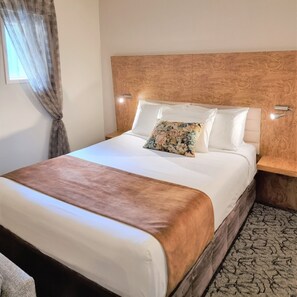 Studio, 1 Queen Bed | Premium bedding, in-room safe, desk, laptop workspace