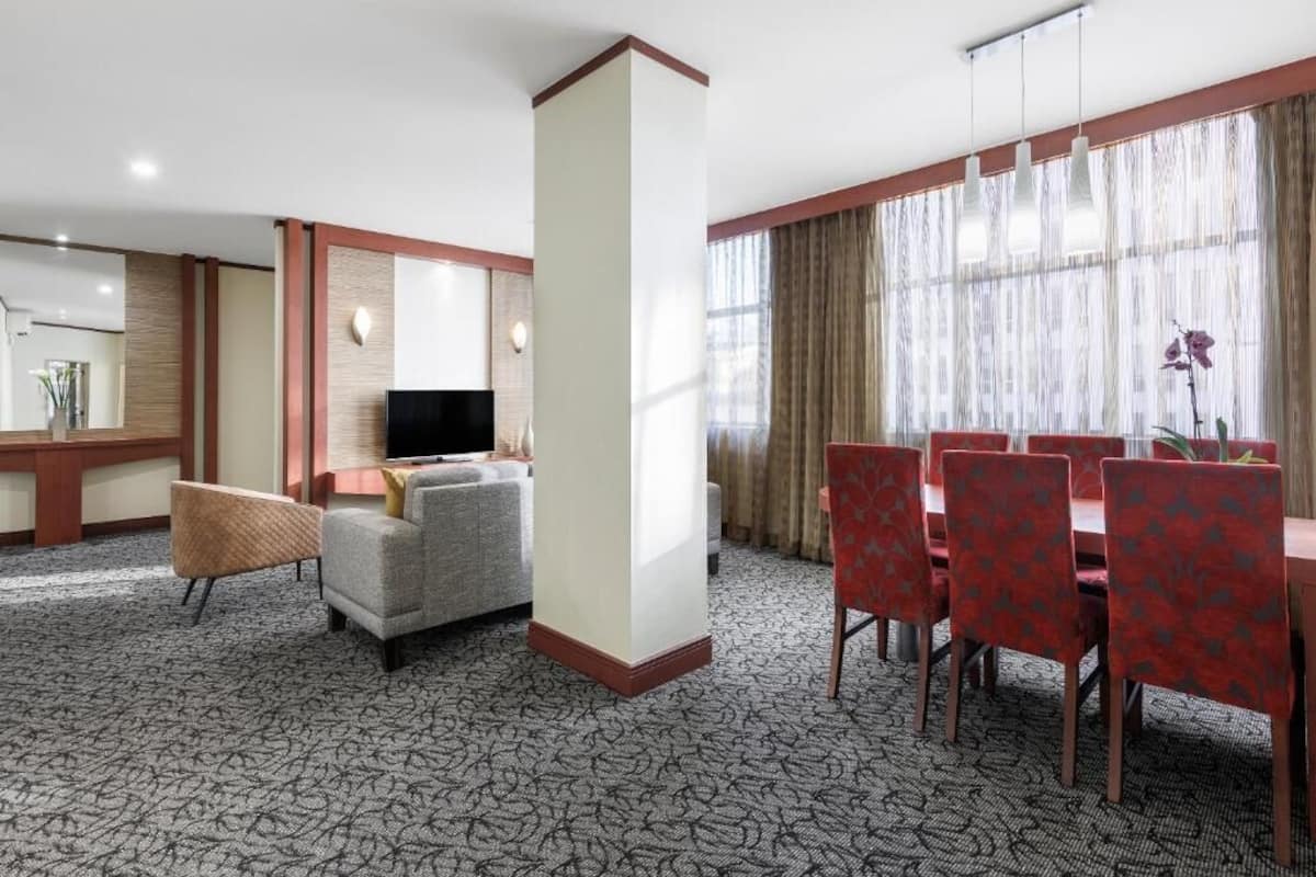 Appartement « Premier », 2 chambres (2 Queen Beds) | Coin séjour | Télévision LCD de 42 pouces avec chaßnes par cùble, télévision