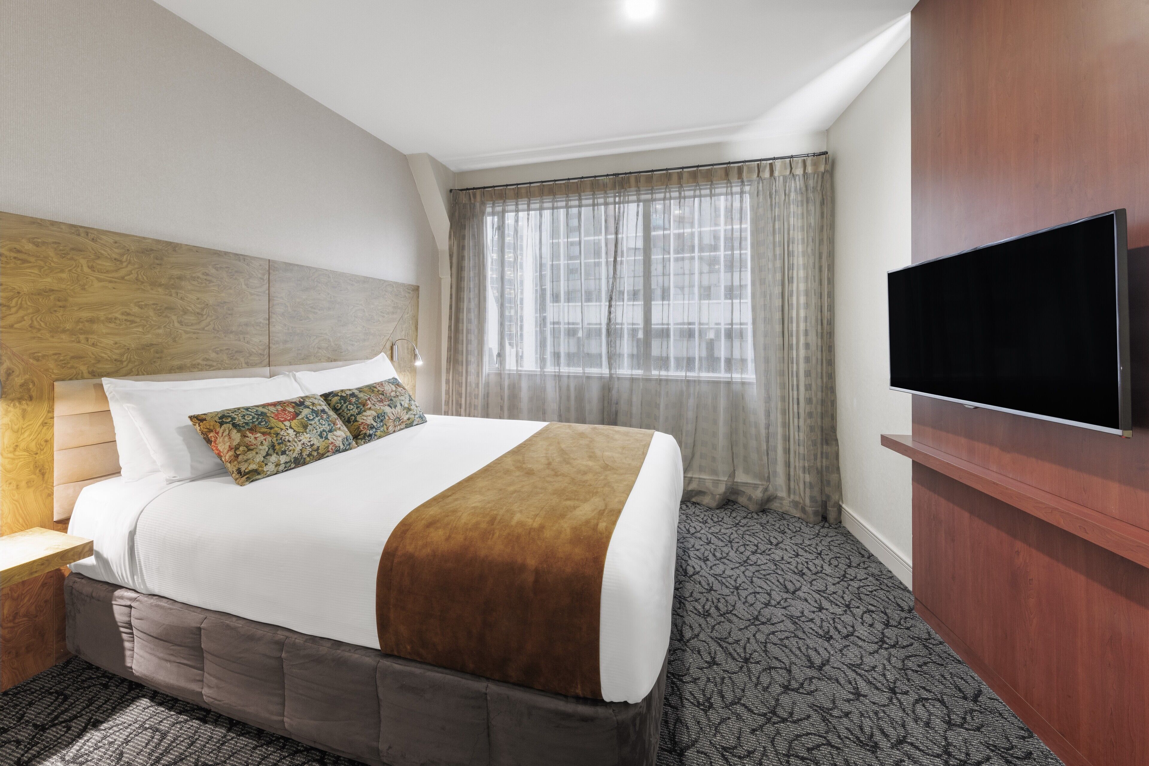 Premier Three Bedroom Apartment with Balcony | Premium bedding, in-room safe, desk, laptop workspace