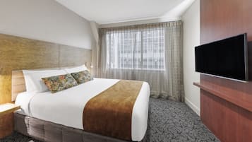 Premier Three Bedroom Apartment with Balcony | Premium bedding, in-room safe, desk, laptop workspace