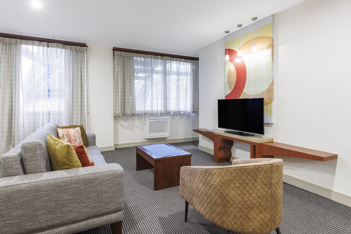 Apartment, 1 Schlafzimmer | Wohnbereich | 42-Zoll-LCD-Fernseher mit Kabelempfang, Fernseher, DVD-Player