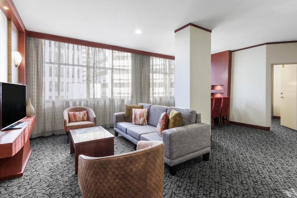 Televisión LCD de 42 pulgadas con canales por cable, una televisión