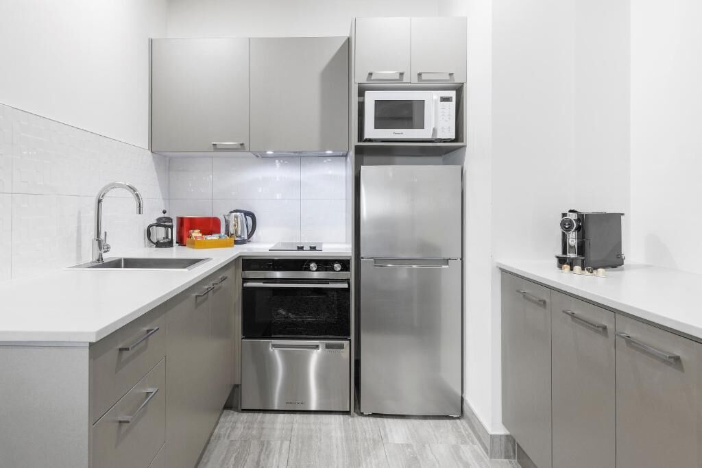 Jääkaappi, mikroaaltouuni, leivänpaahdin, syöttötuoli