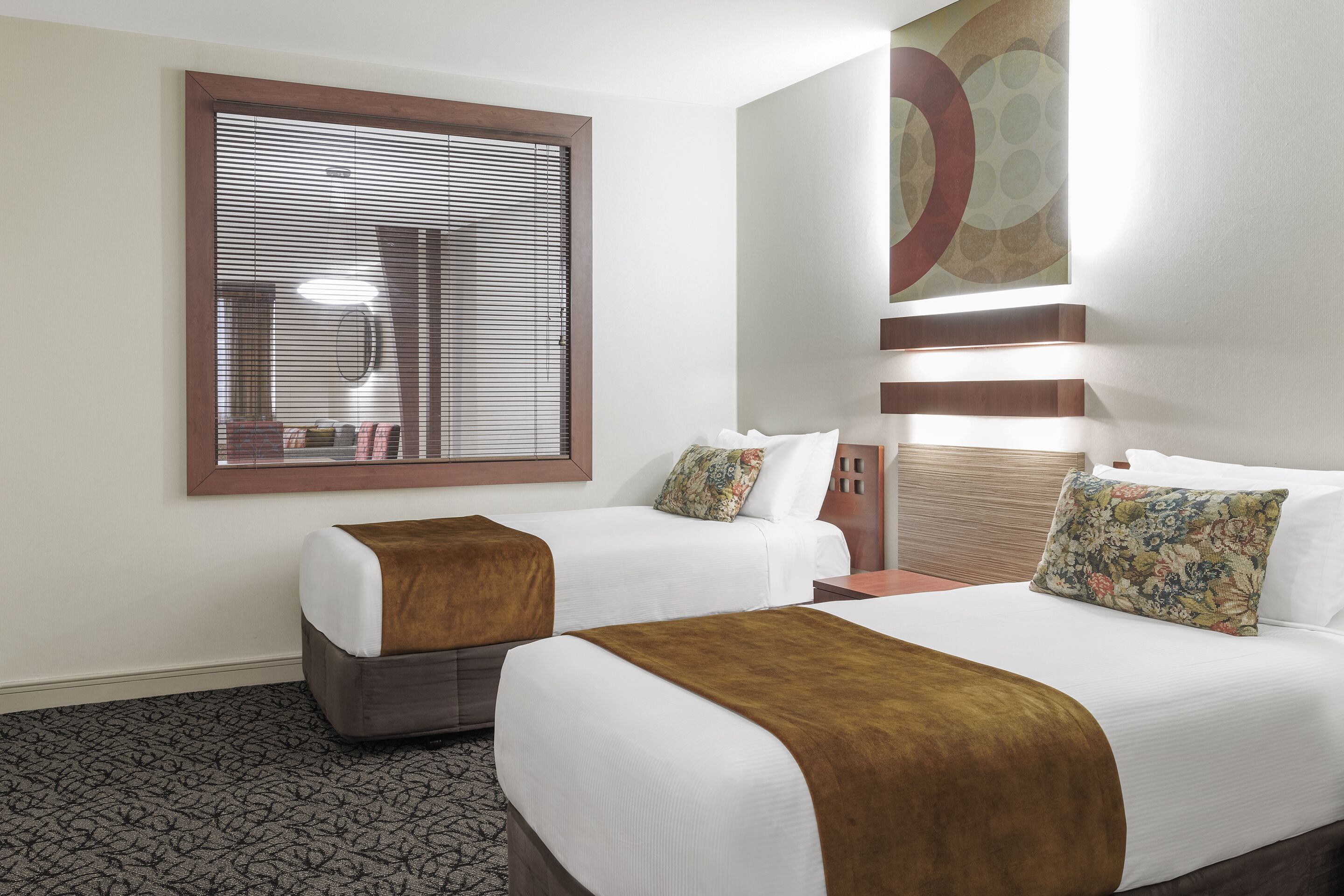 أغطية فراش متميزة وخزنة داخل الغرفة ومكتب ومساحة عمل للكمبيوتر المحمول