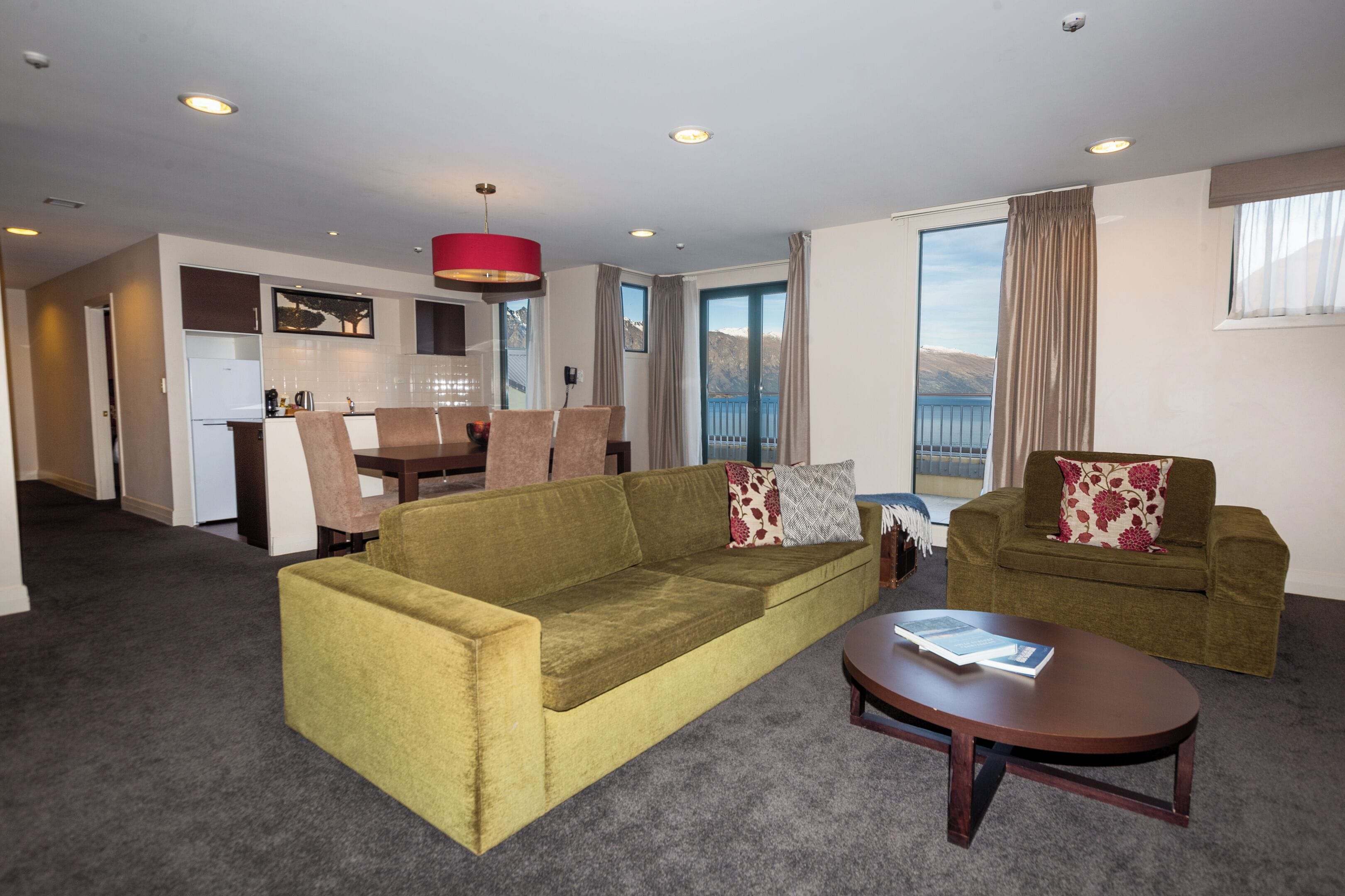 Apartamento premier (Non-Lakeview) | Cofres nos quartos, escrivaninha, cortinas blackout