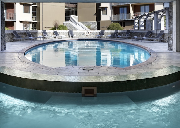 Piscine couverte, piscine extérieure, parasols de plage, chaises longues