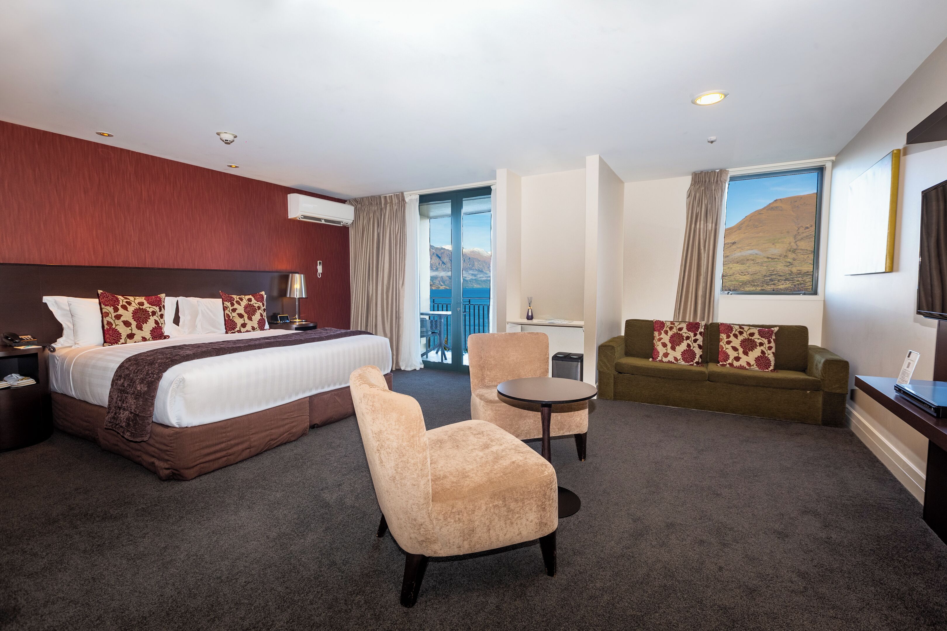 Interconnecting Family Suite with Lake View