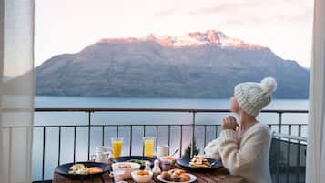 Daily buffet breakfast (NZD 30 per person)