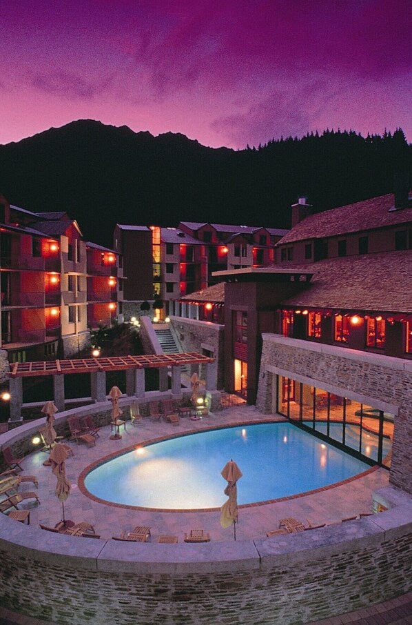 Indoor pool, outdoor pool, open 6:00 AM to 11:00 PM, pool umbrellas - Rendezvous Heritage Hotel Queenstown (Queenstown)