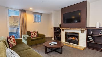 Premier 2 Bedroom Apartment with Lake View