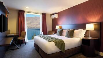 1 Bedroom Apartment with Lake View | In-room safe, desk, blackout drapes, iron/ironing board
