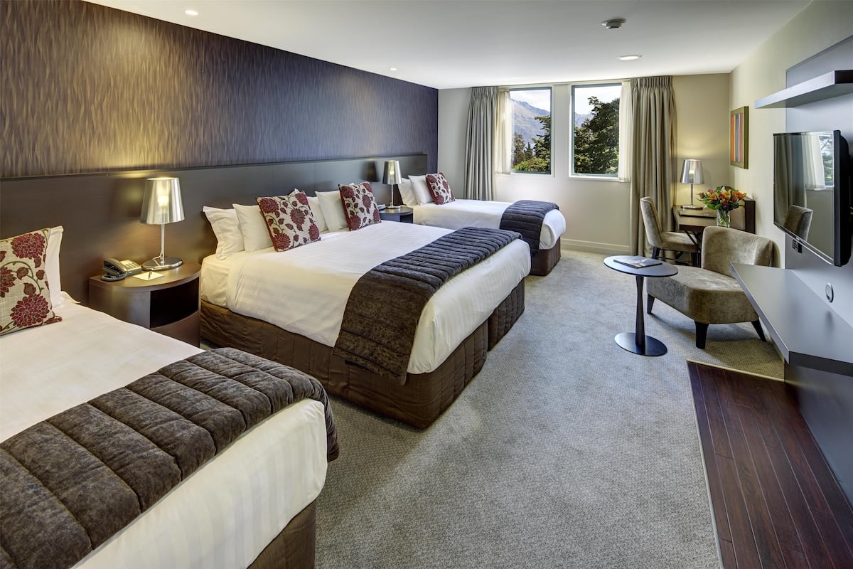 Deluxe Family Room | 1 bedroom, in-room safe, desk, blackout drapes