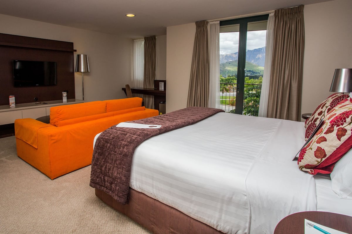 Premier Room | 1 bedroom, in-room safe, desk, blackout drapes