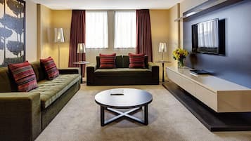 Cofres nos quartos, escrivaninha, cortinas blackout