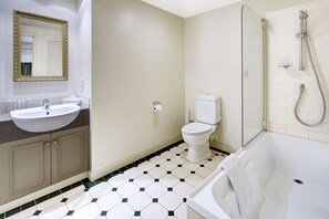 Ducha y bañera combinadas y artículos de higiene personal gratuitos