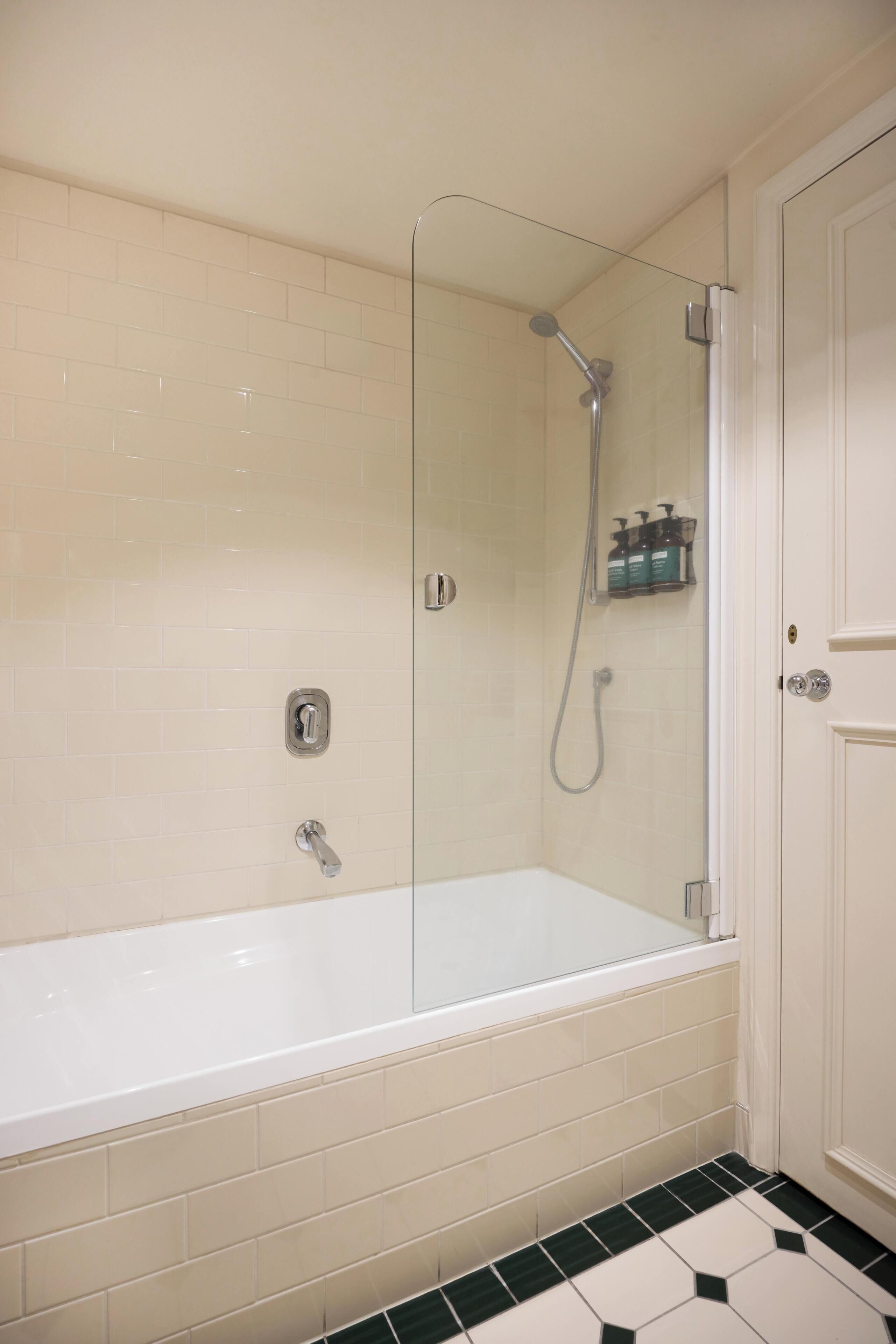 Un baño con bañera, ducha e inodoro.