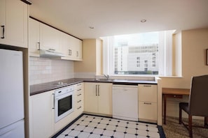 Family Apartment, 3 Bedrooms | Private kitchen