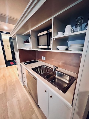 Kühlschrank, Mikrowelle, Herdplatte, Geschirrspüler