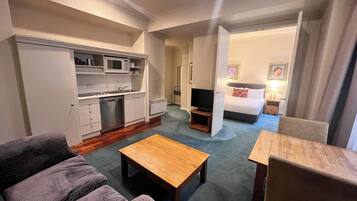 Departamento, 1 habitación | Escritorio y espacio para trabajar con laptop