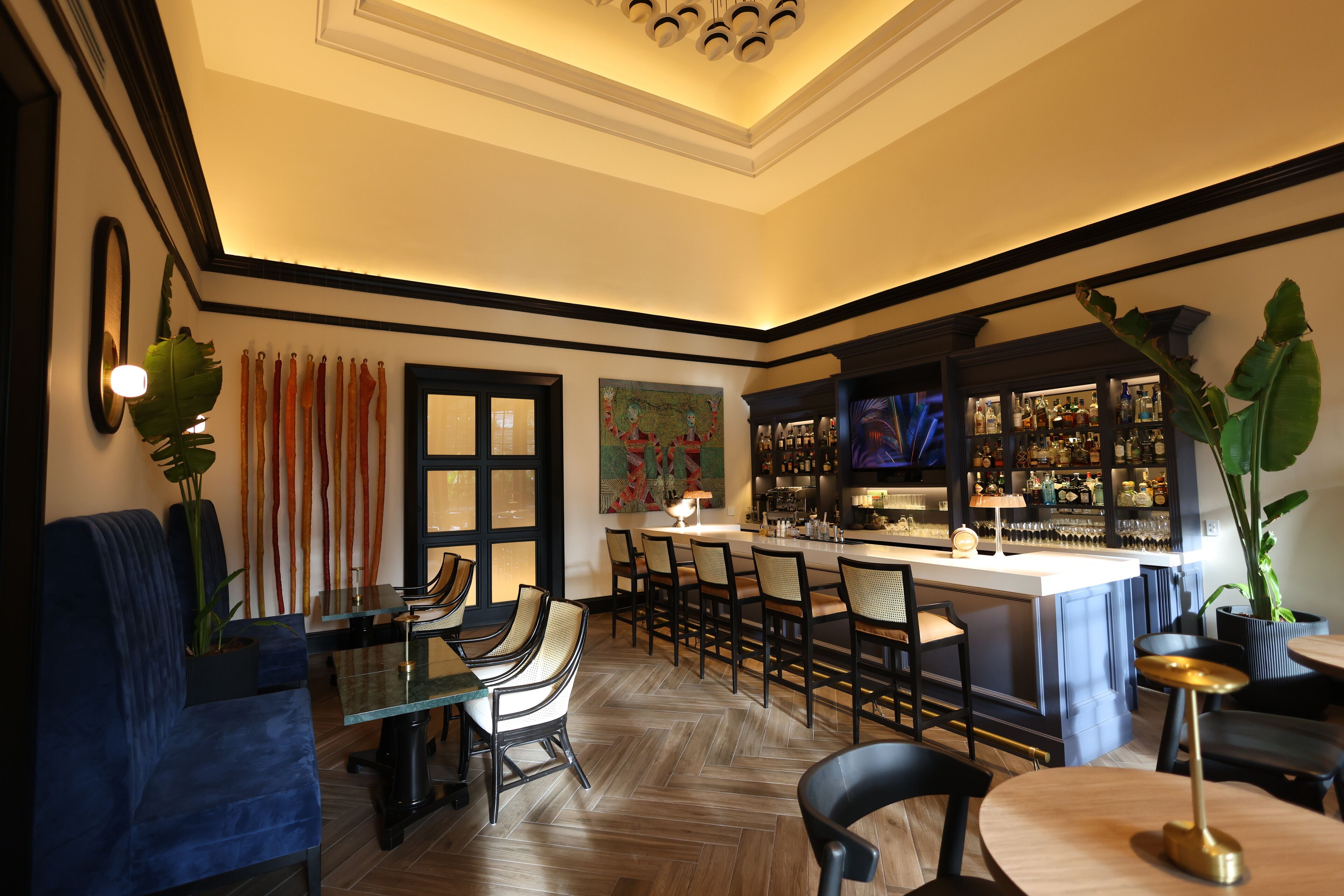 2 bars/lounges, poolside bar