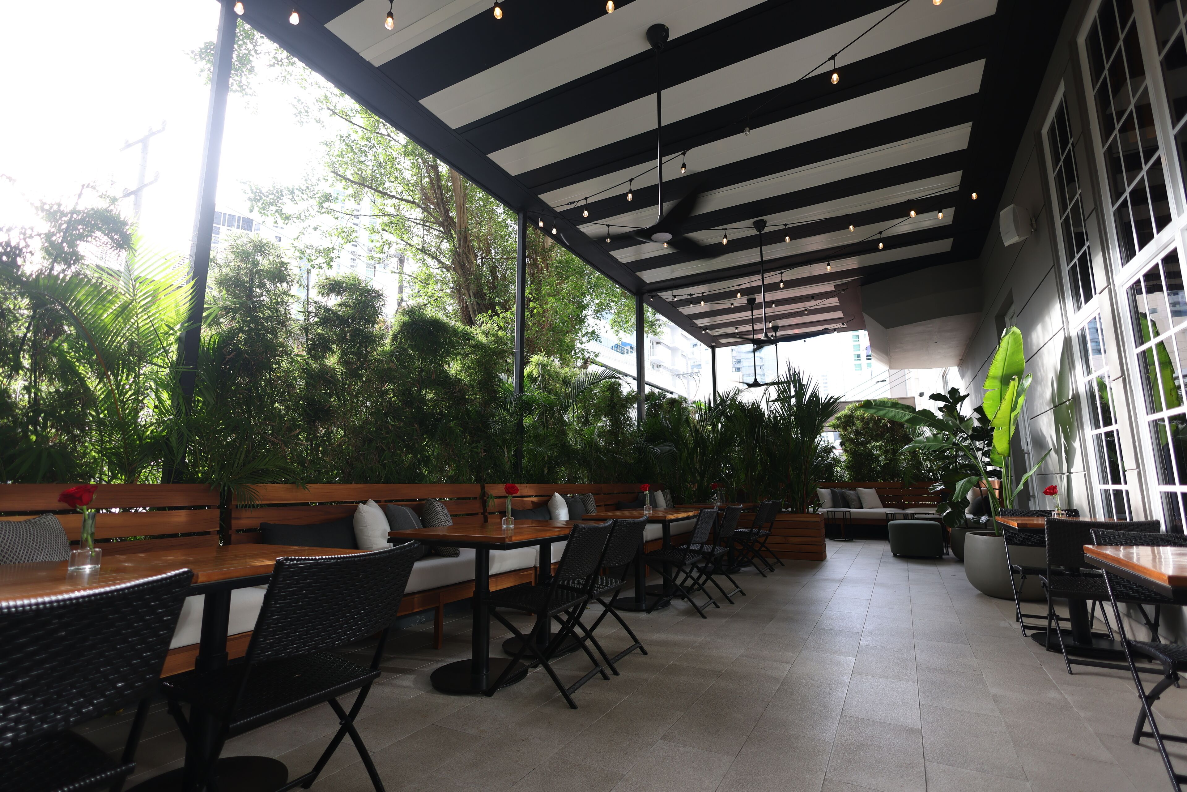 2 bars/lounges, poolside bar