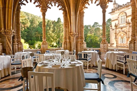 Se sirven desayunos, almuerzos y cenas; cocina francesa. Bussaco Palace Hotel