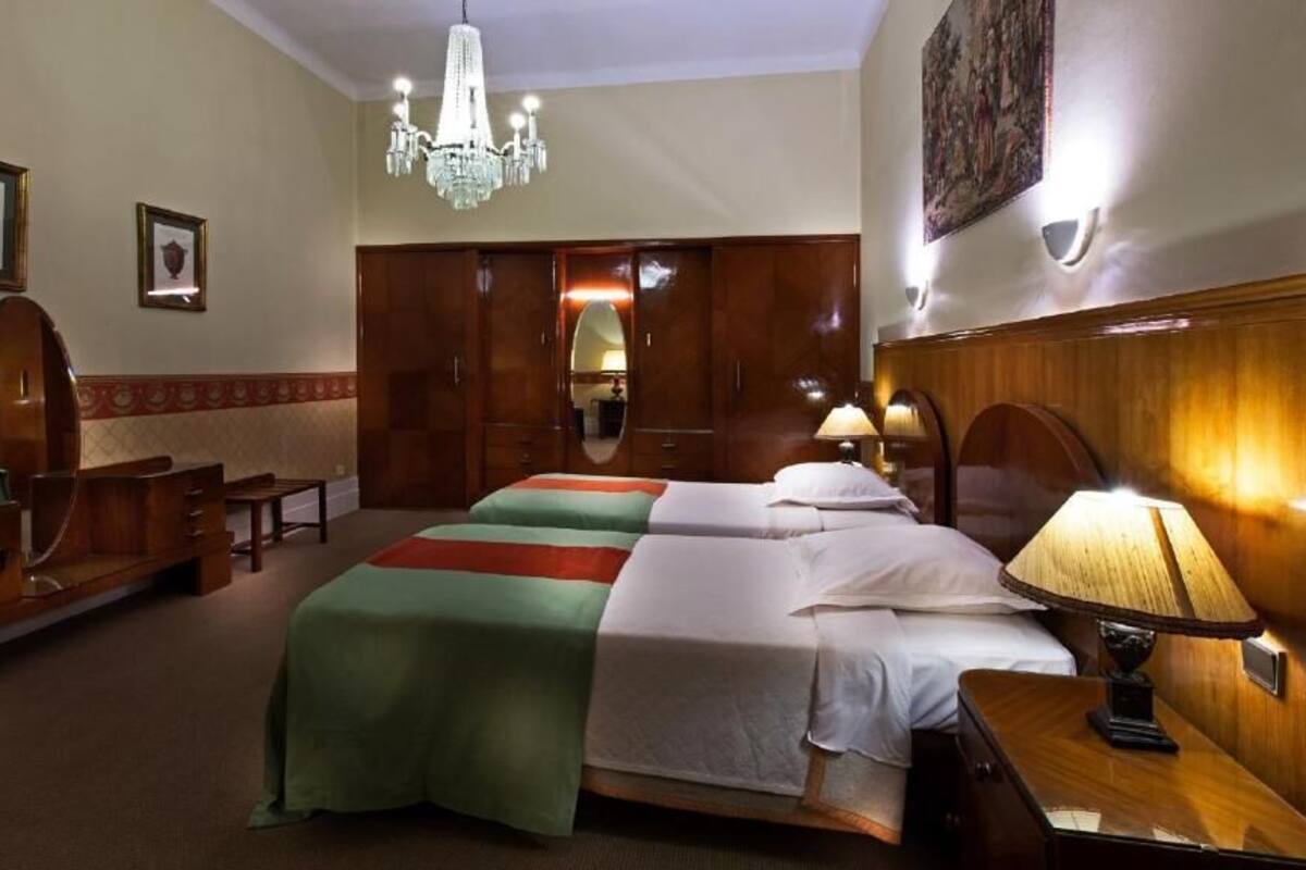 Minibar, in-room safe, WiFi (free), bed sheets