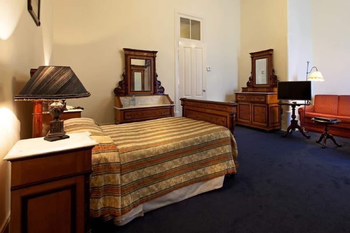 Minibar, in-room safe, WiFi (free), bed sheets