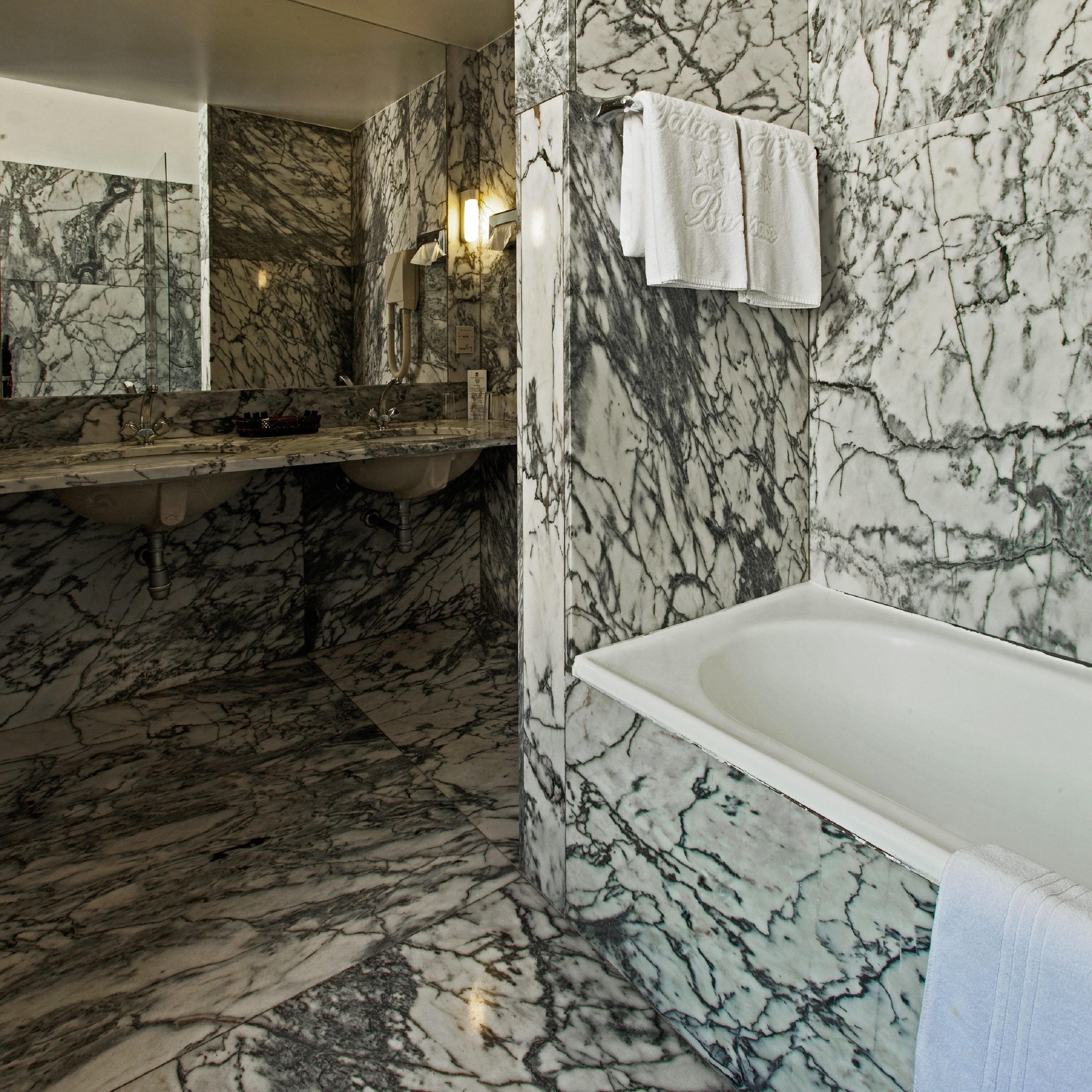 superior double or twin room | bathroom | combined shower/bathtub, free toiletries, hair dryer, dressing gowns