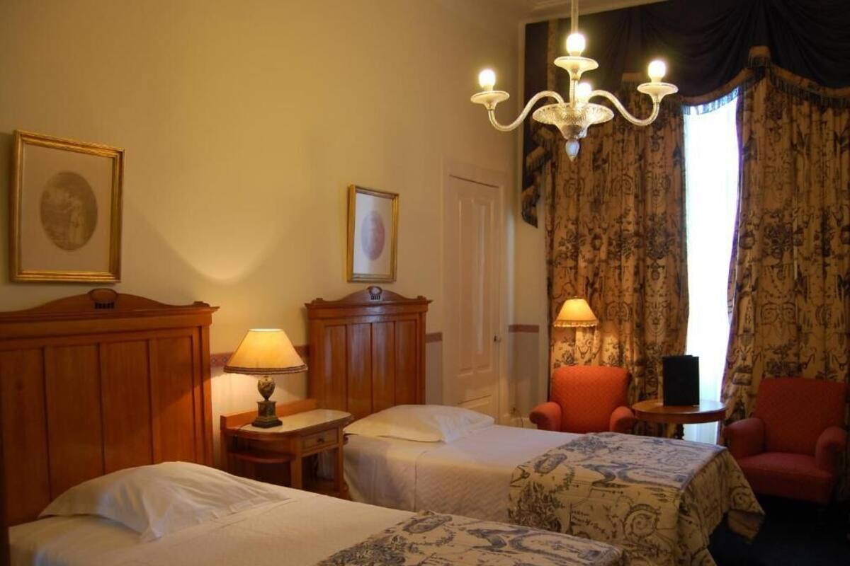 Minibar, in-room safe, WiFi (free), bed sheets