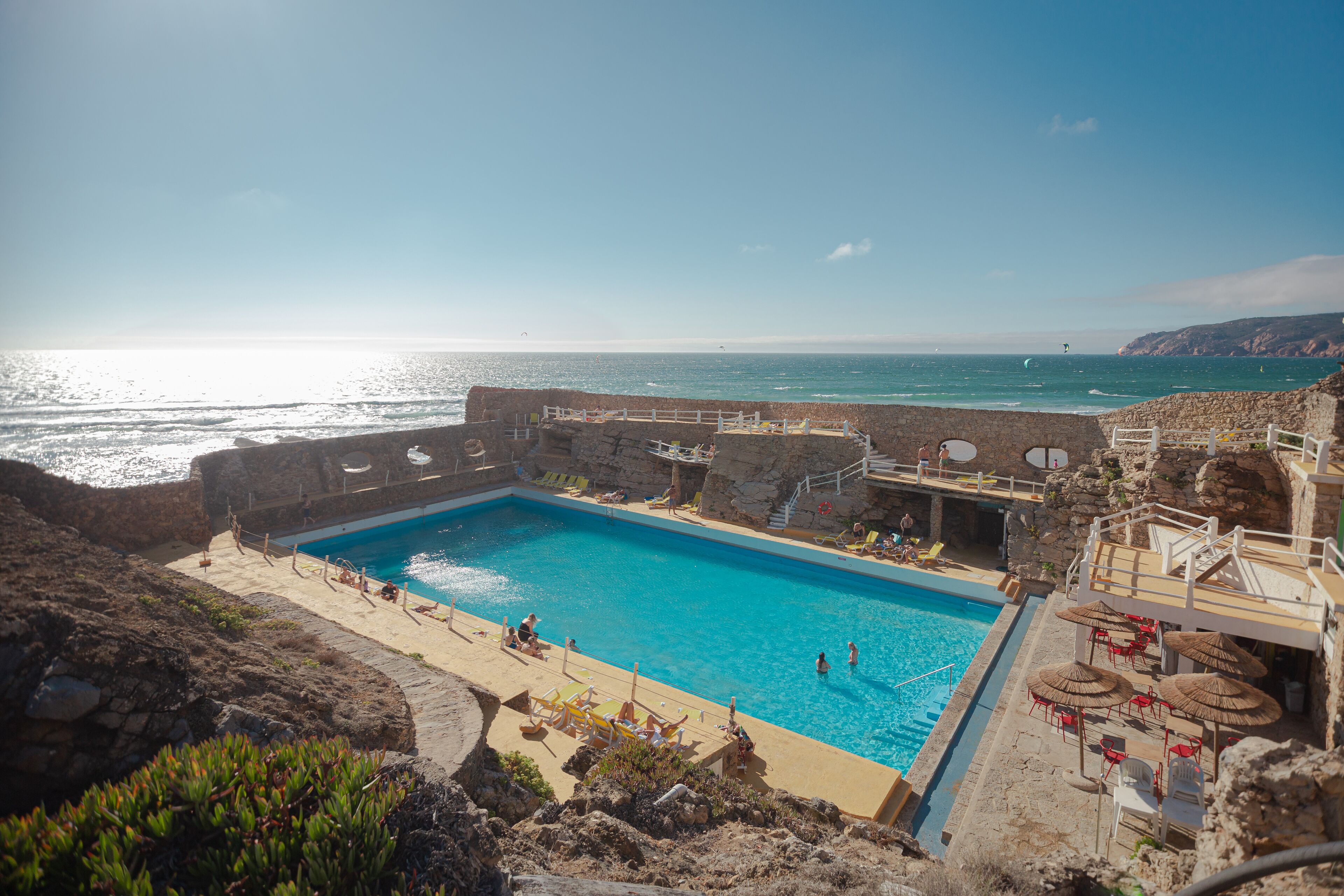 Piscina externa sazonal, espreguiçadeiras